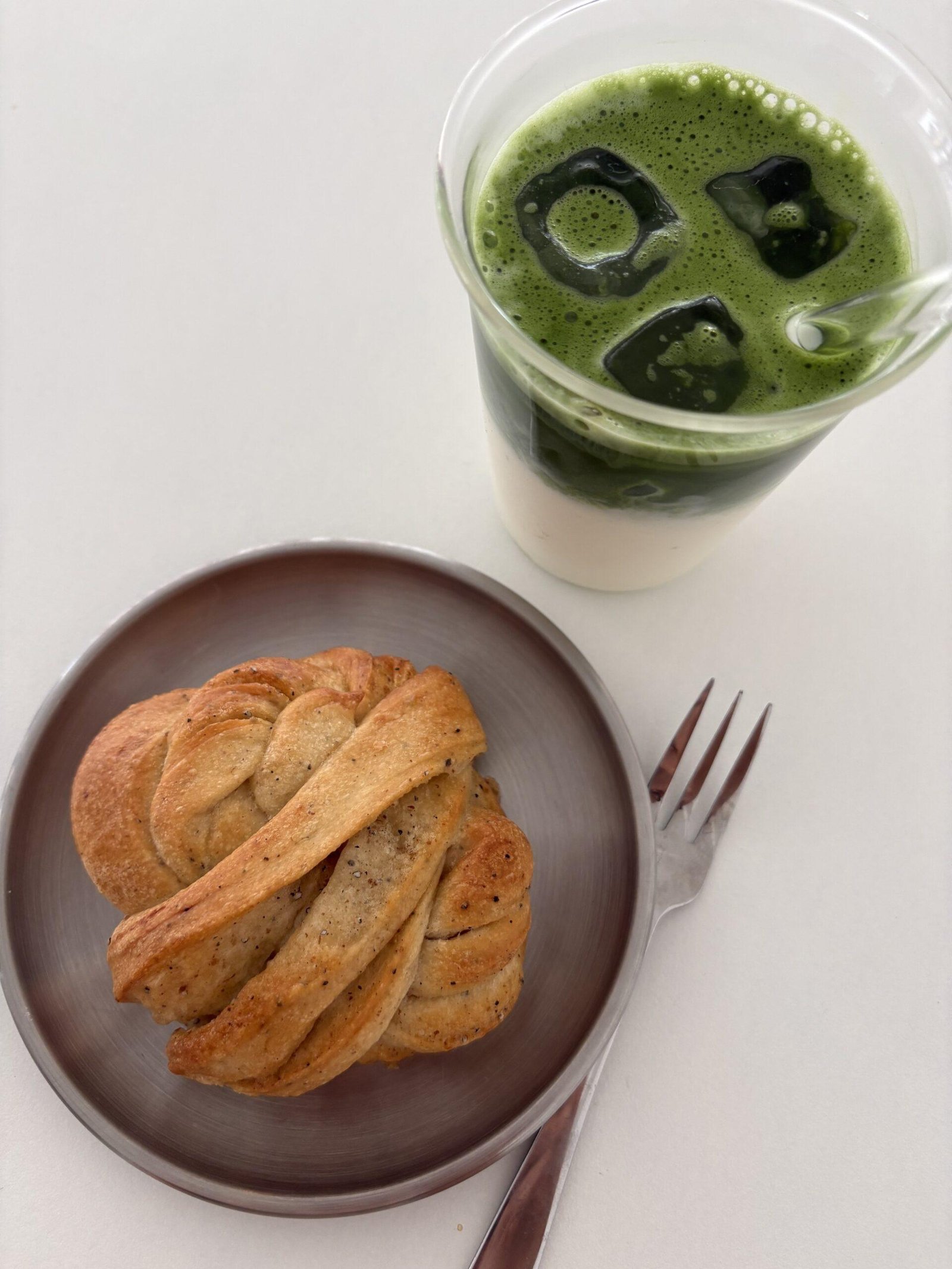 Matcha en cinnamon bun bij Café Momo in Groningen