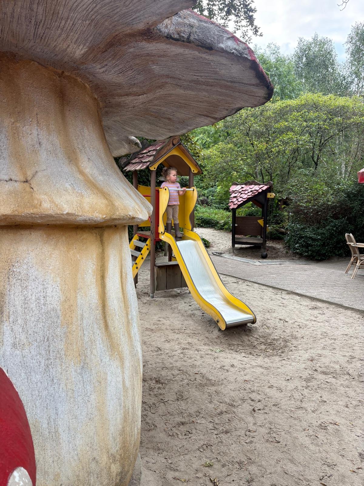 Kinderen ontdekken het kabouterbos in Exloo