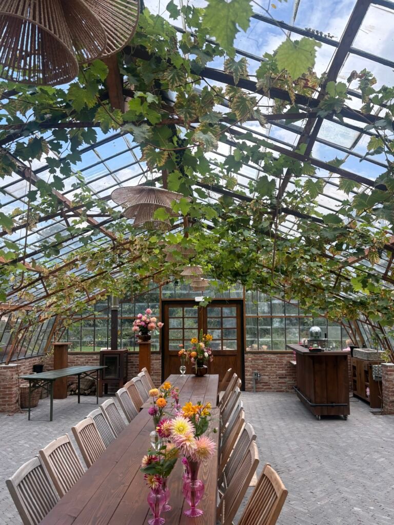 Landelijke trouwlocatie bij Pluck Elke Dag met een groene tuin en karakteristieke gebouwen