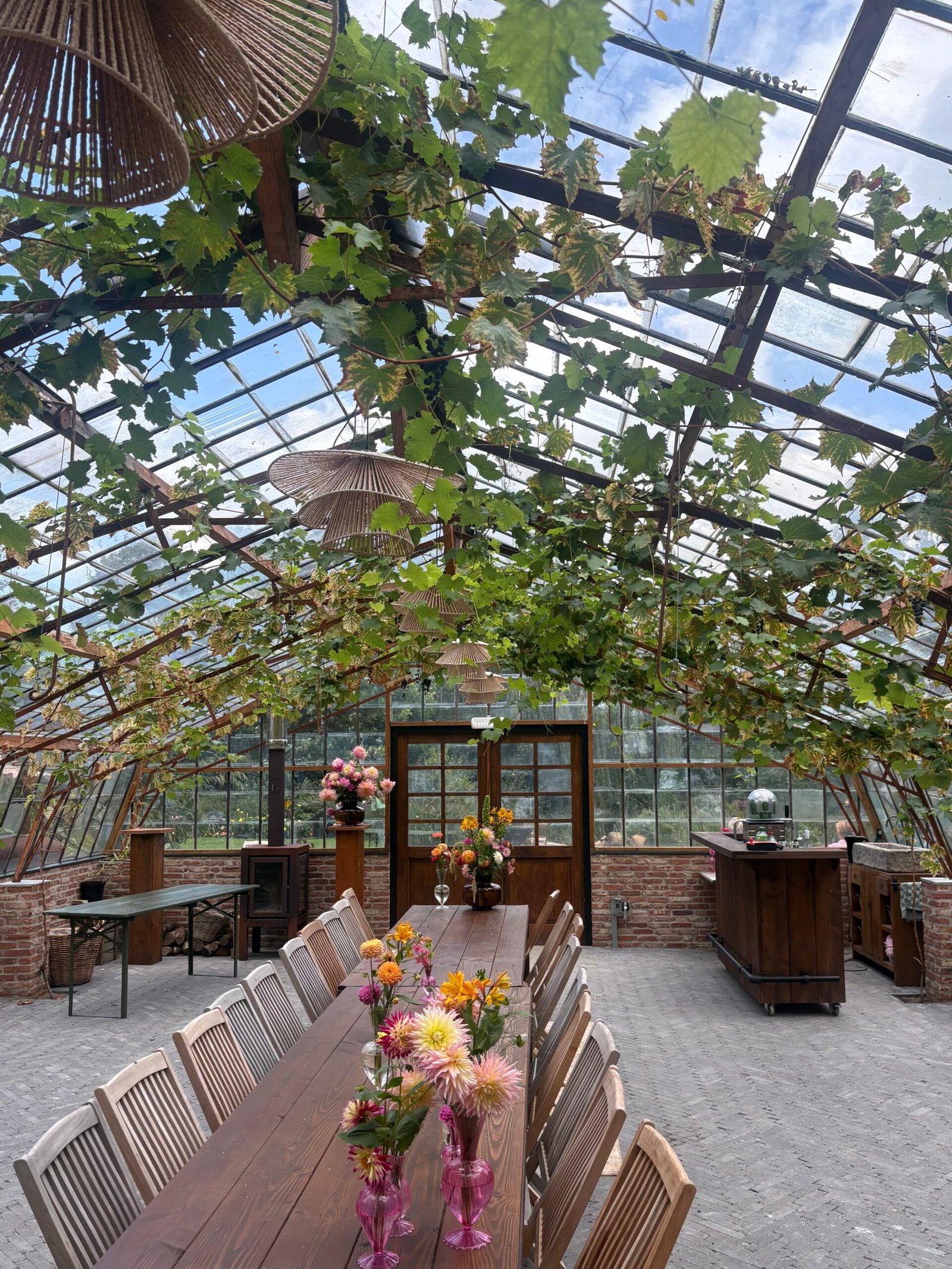 Landelijke trouwlocatie bij Pluck Elke Dag met een groene tuin en karakteristieke gebouwen