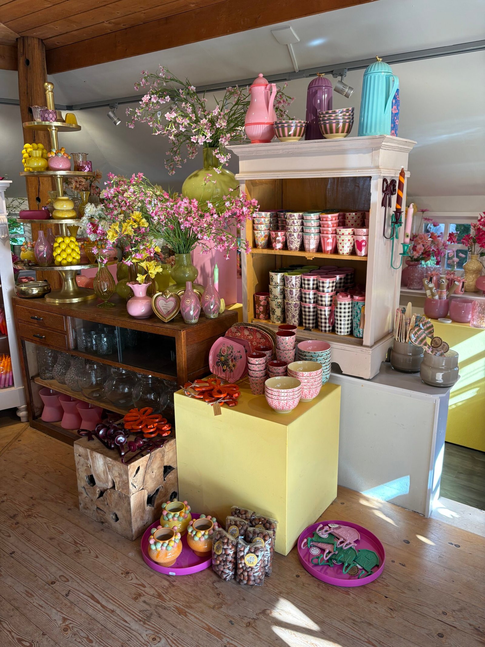 Cadeaus, vazen en woonaccessoires in de boetiek van Pluck Elke Dag