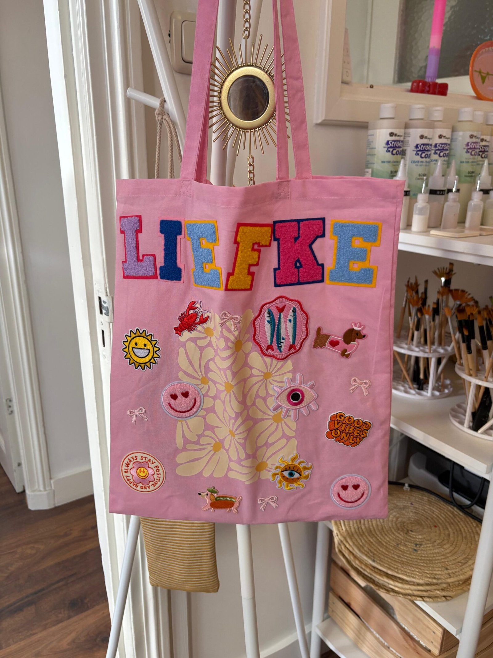 Tote bag stylen tijdens een creatieve workshop in Leeuwarden kinderworkshop-kaarsen-dippen-leeuwarden
