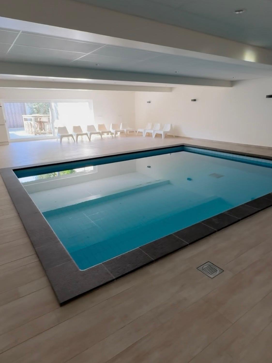 Binnenzwembad in luxe vakantiehuis in Noordwijk aan Zee