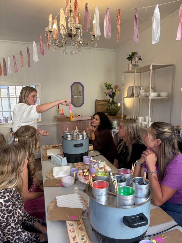 Vriendinnen tijdens een creatieve workshop in Leeuwarden keramiek-beschilderen-leeuwarden