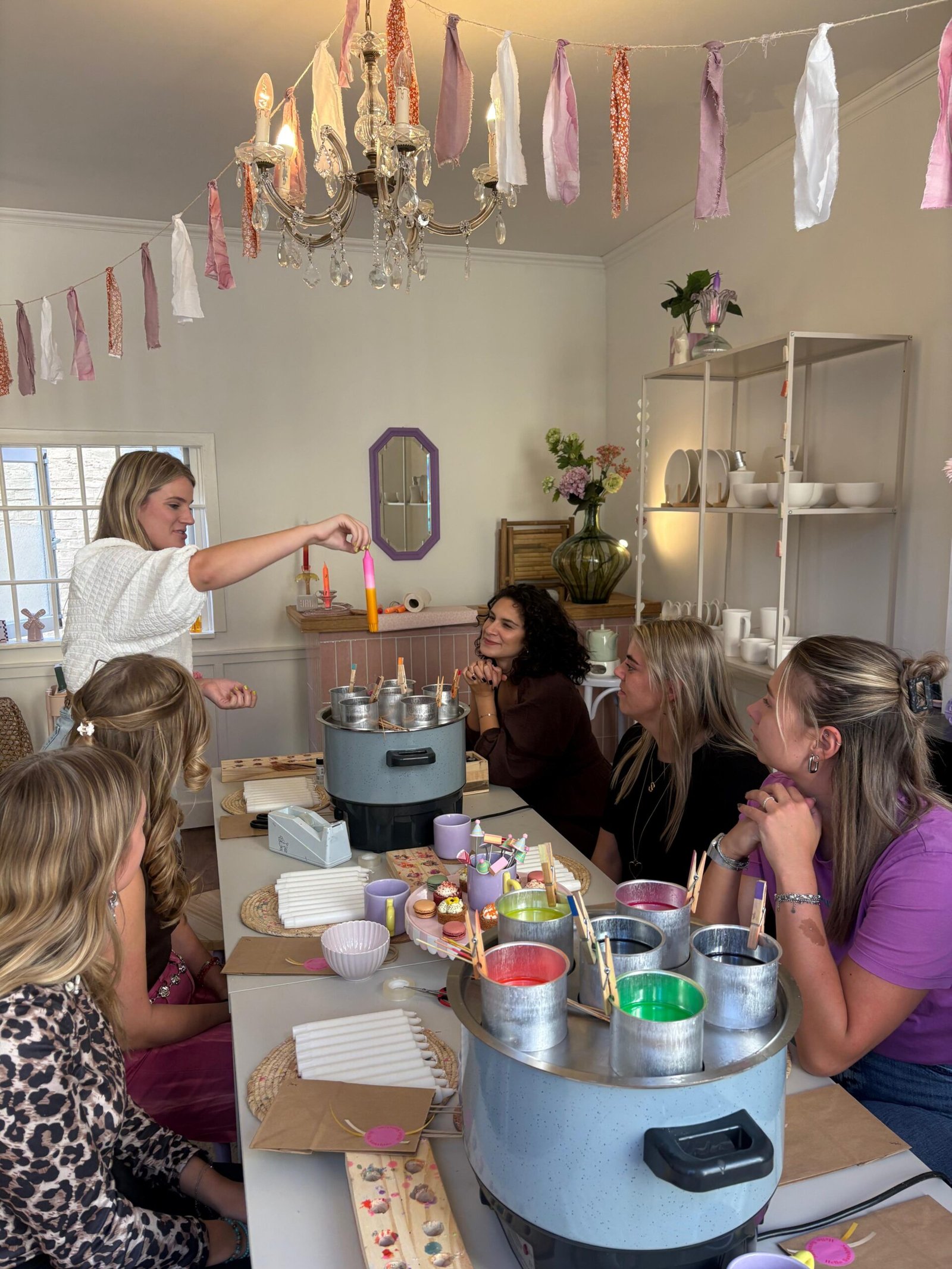 Vriendinnen tijdens een creatieve workshop in Leeuwarden keramiek-beschilderen-leeuwarden