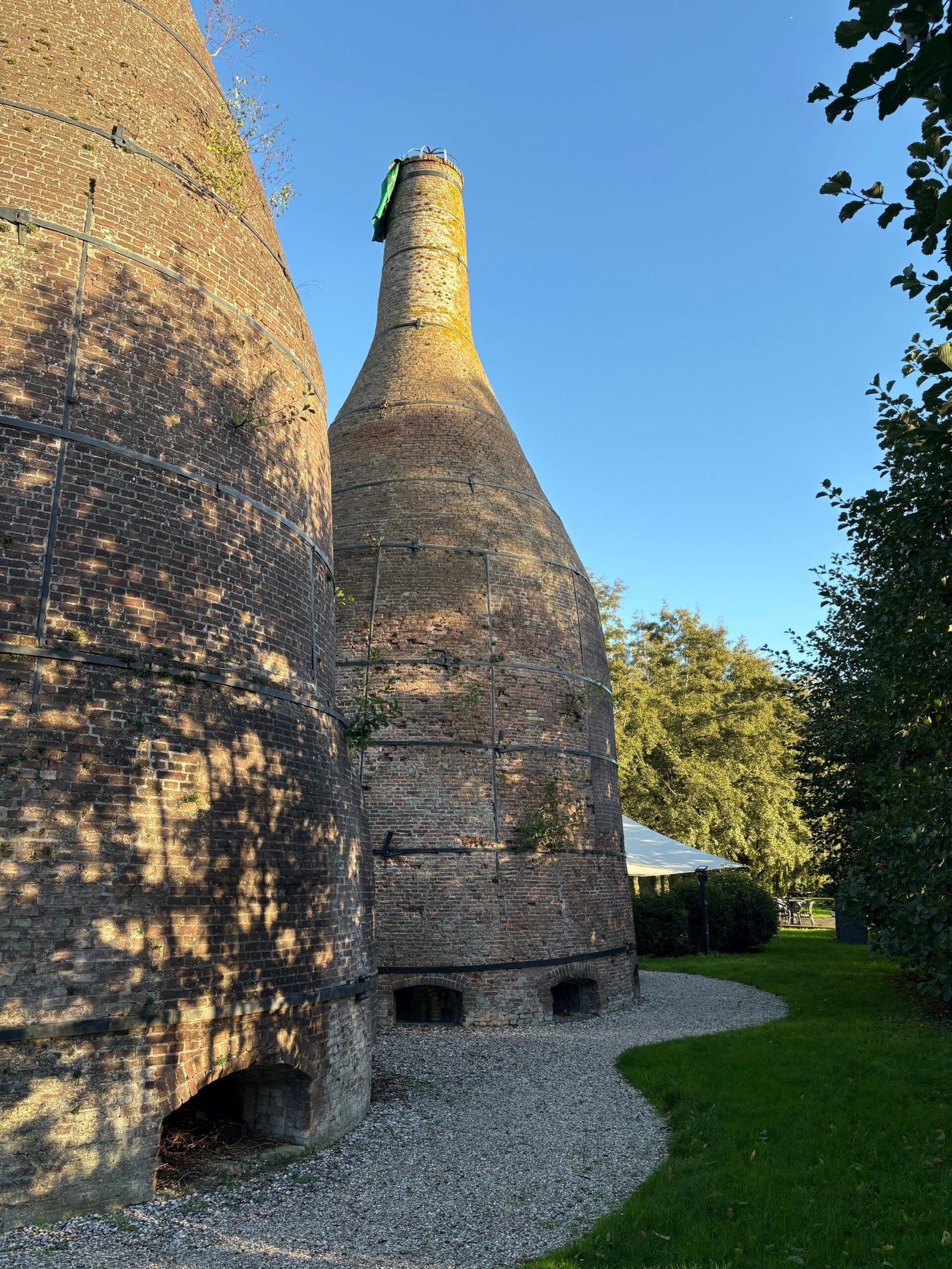 De historische kalkovens bij Villa Kalkoven in Meppel, een unieke locatie om uit eten te gaan in Drenthe.